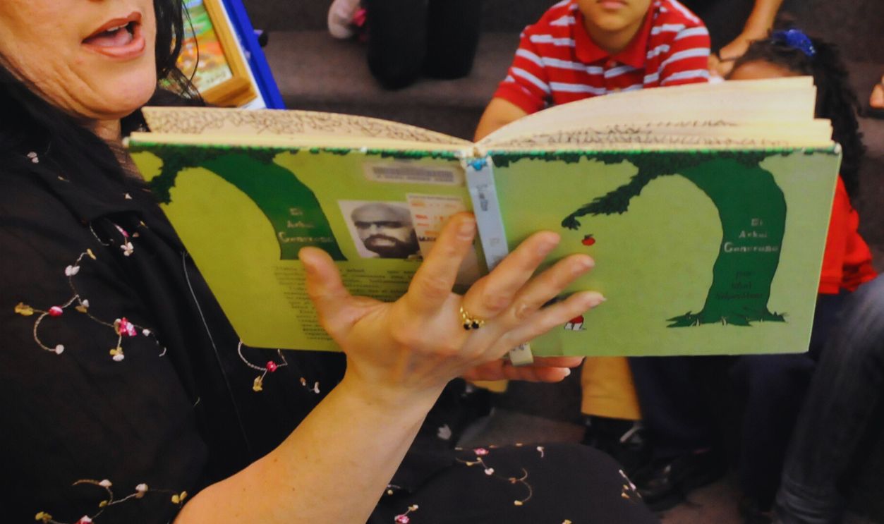 Gettyimages - 1315395535, Library clerk Mayra Depulveda reads the Spanish version of Shel Silverstein's 