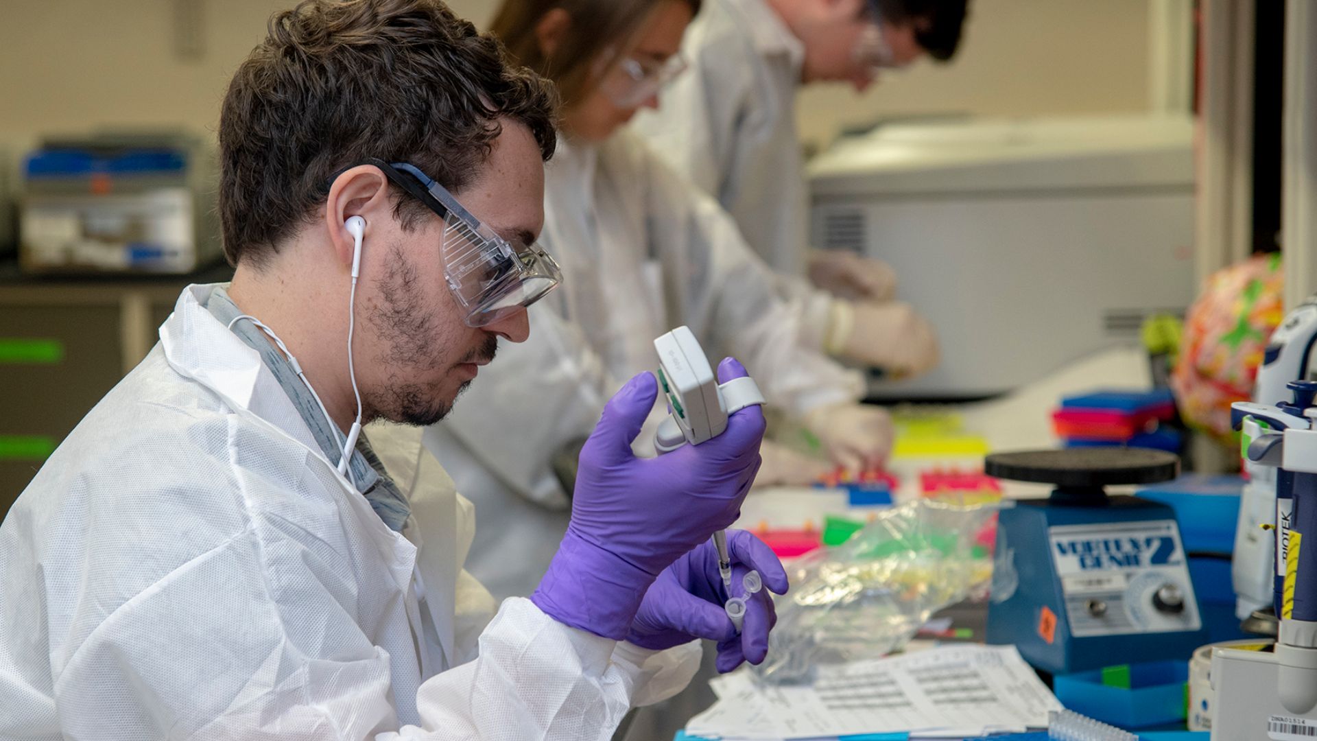 File:Armed Forces DNA Identification Laboratory analysts 2018.jpg