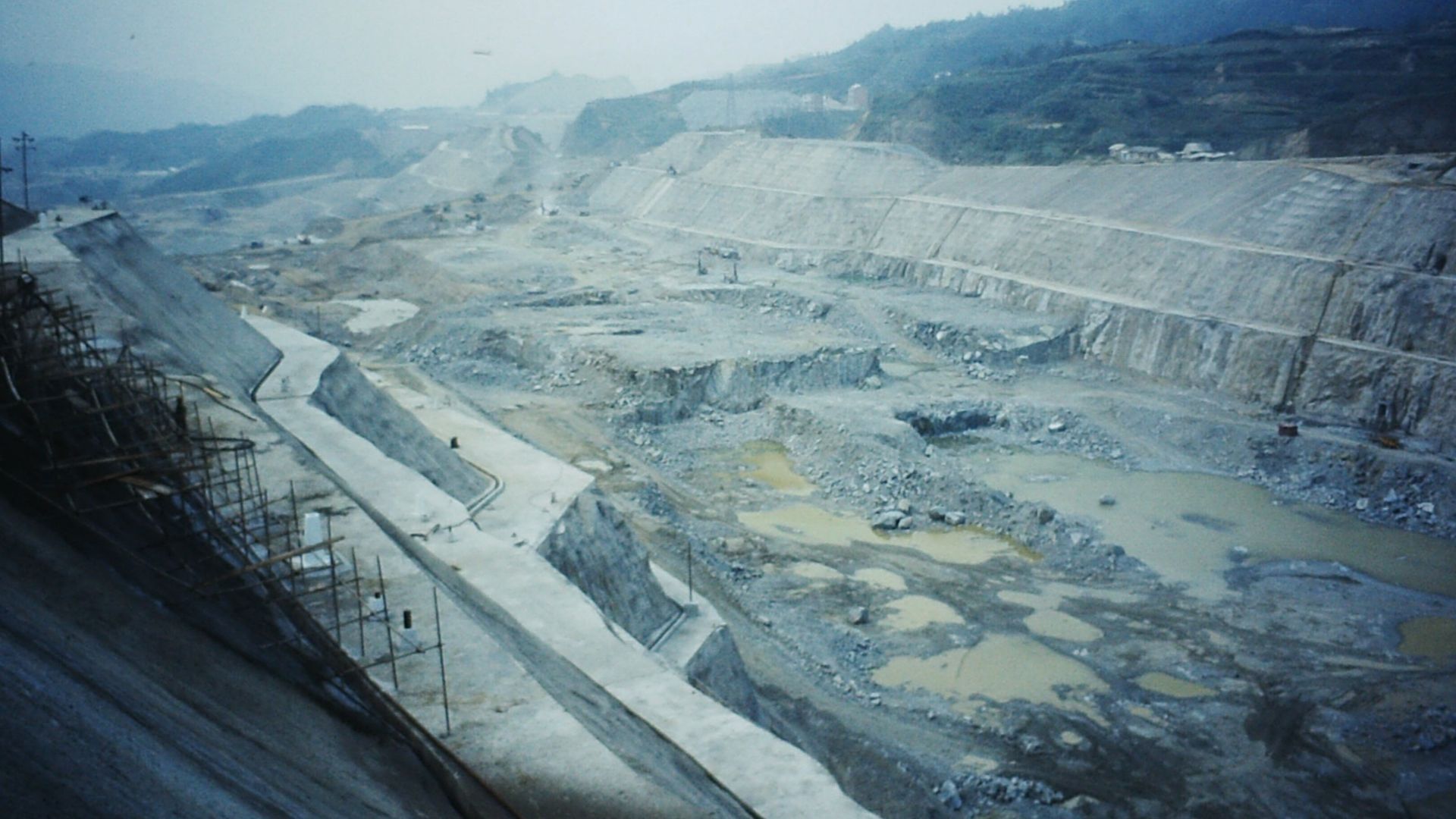 File:TGP ship locksat Yangtse River.jpg