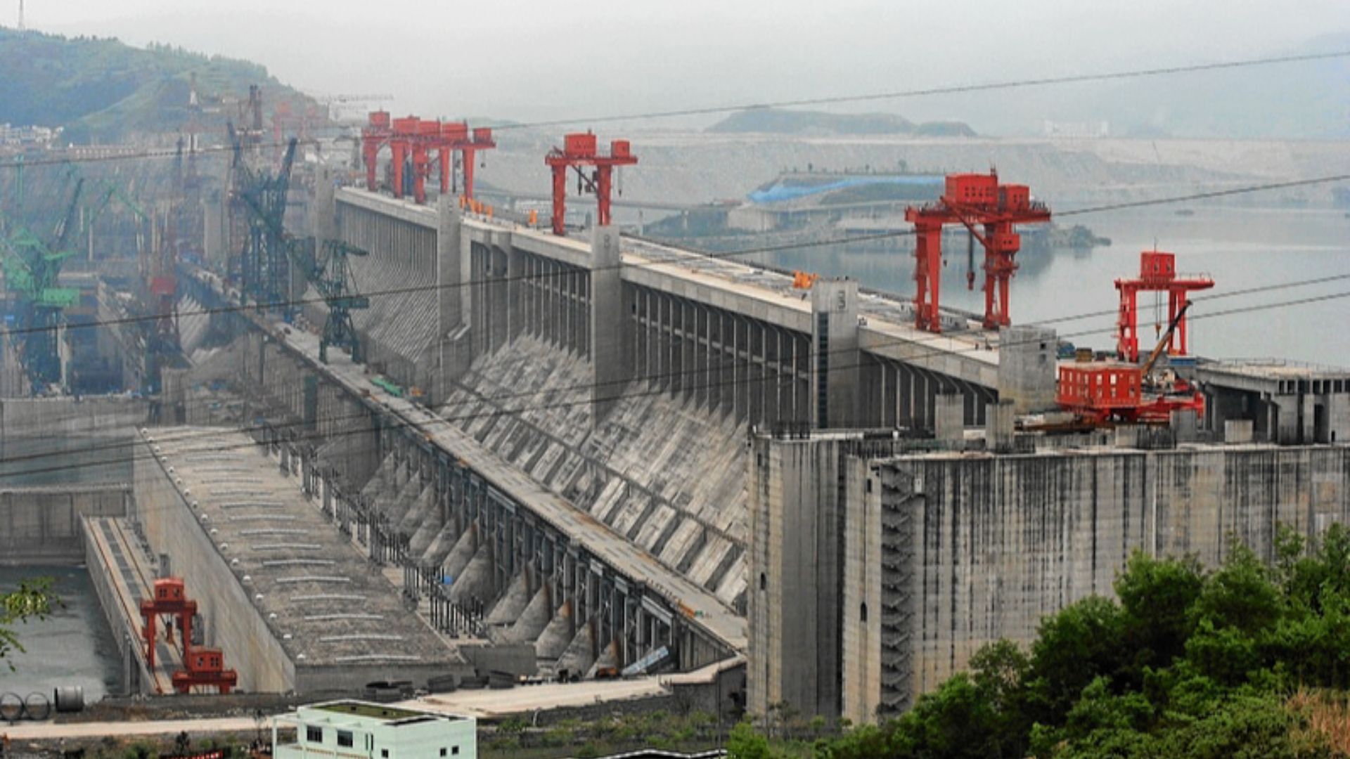 File:Dreischluchtendamm hauptwall 2006.jpg