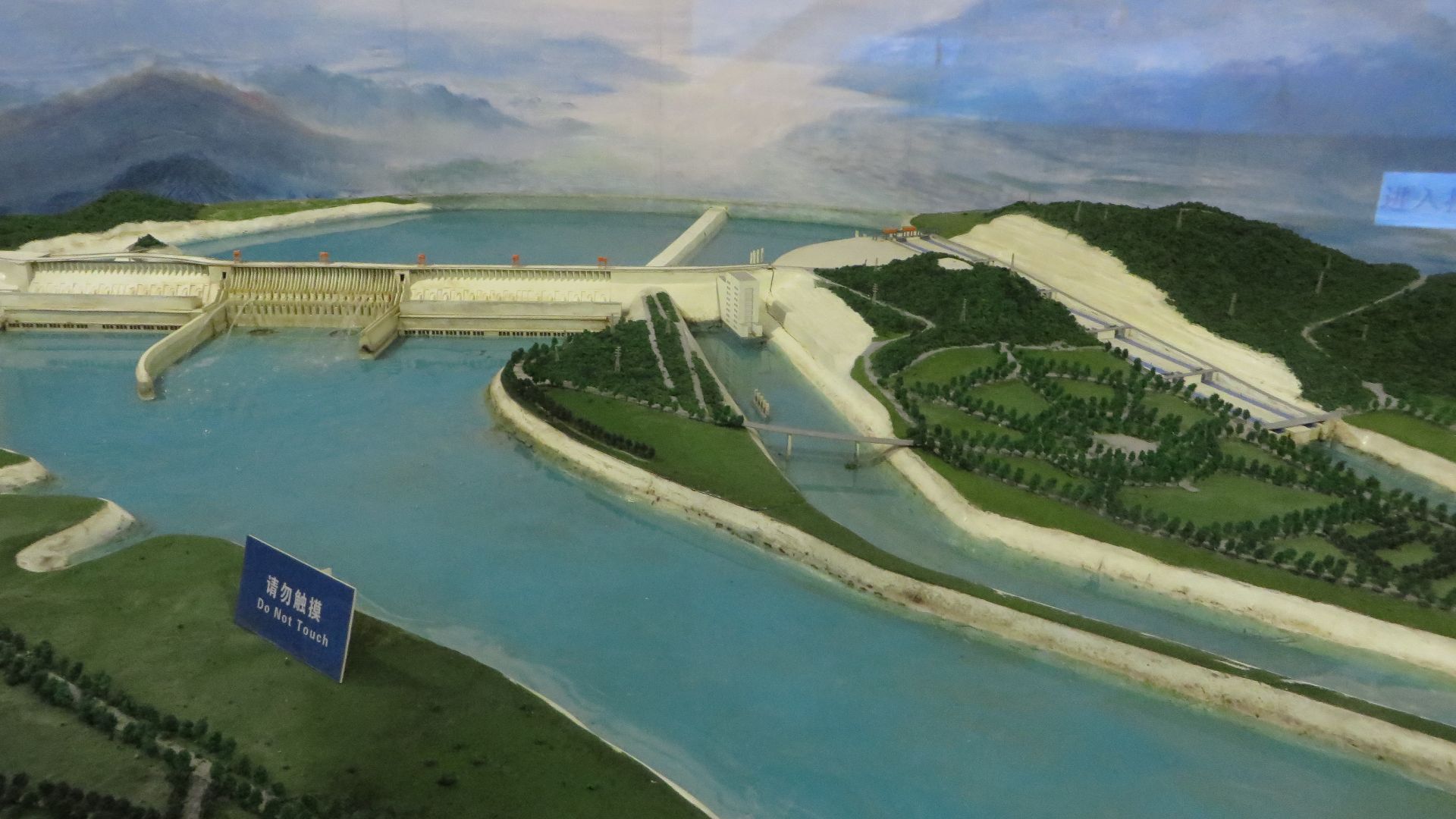 File:Model of the Three Gorges Dam.JPG