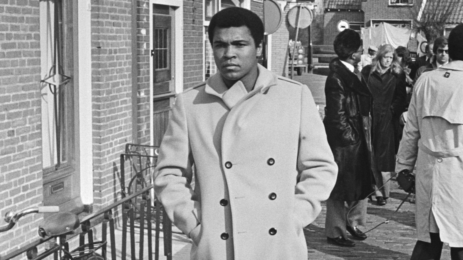 File:Mohammed Ali bezoekt Volendam Ali wandelt in Volendam, Bestanddeelnr 928-4535.jpg