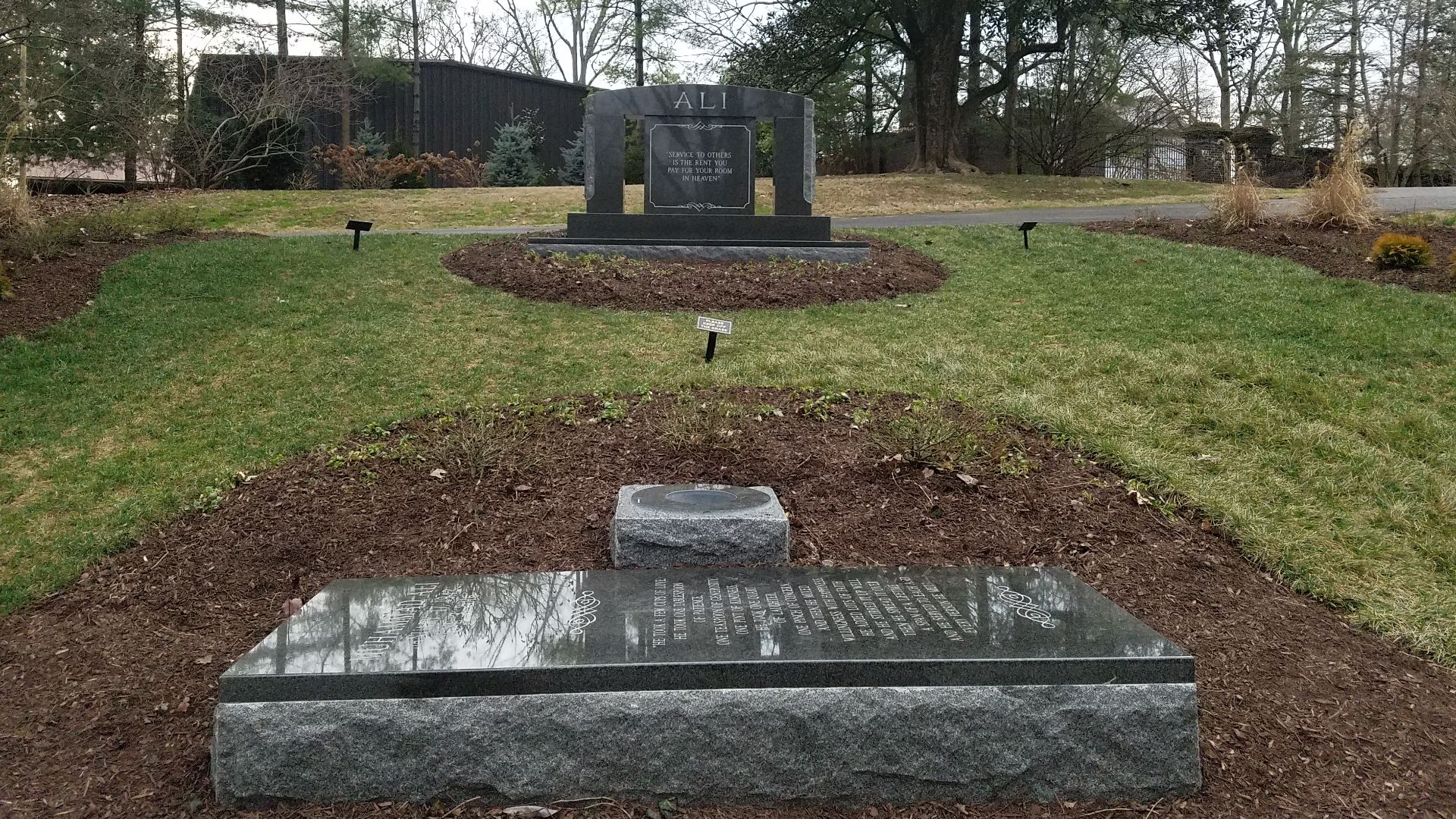 File:Close-up of Muhammad Ali's grave.jpg