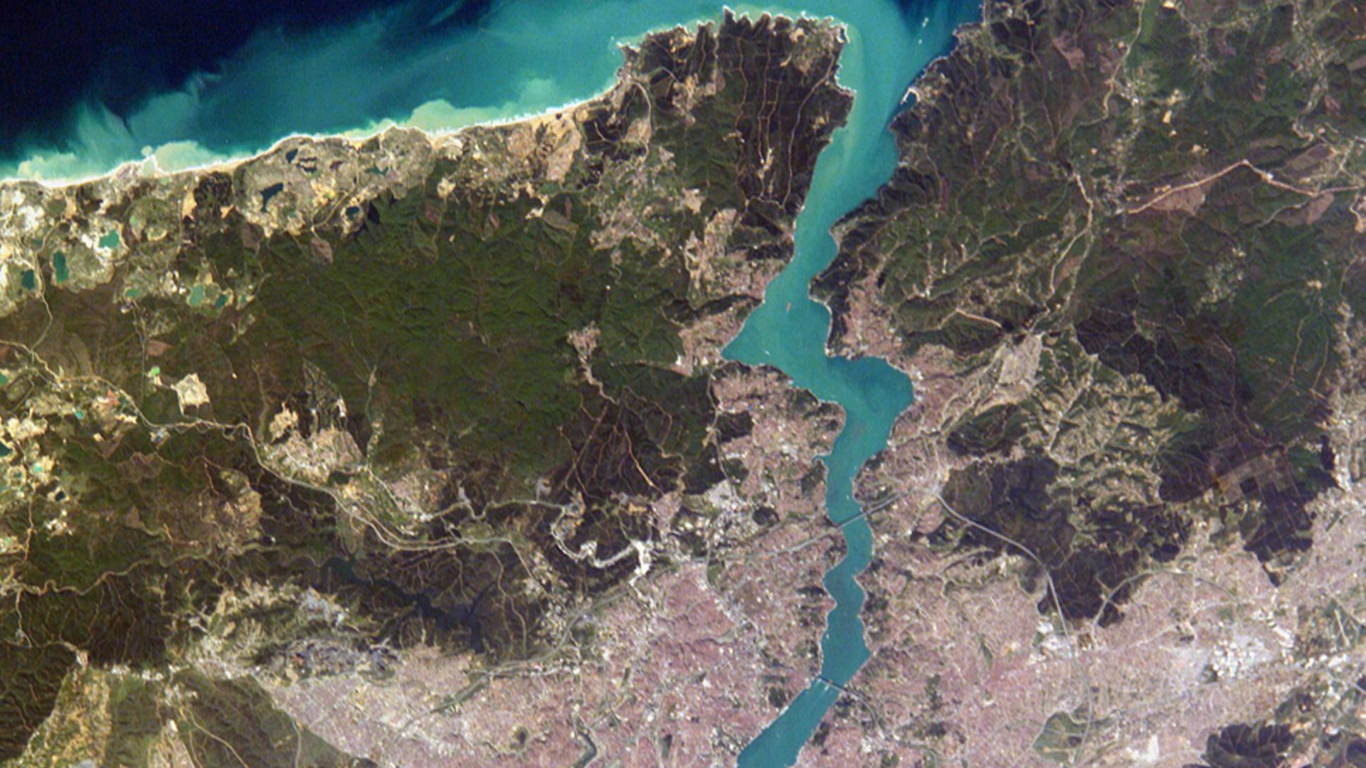 File:Istanbul and Bosporus big.jpg