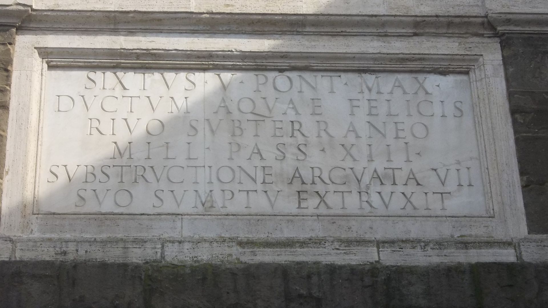 File:Arco Sisto V targa M.jpg