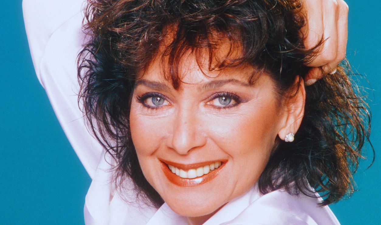 Gettyimages - 476366668, Suzanne Pleshette Portrait Session LOS ANGELES - 1984: Actress Suzanne Pleshette poses for a portrait in 1984 in Los Angeles, California.