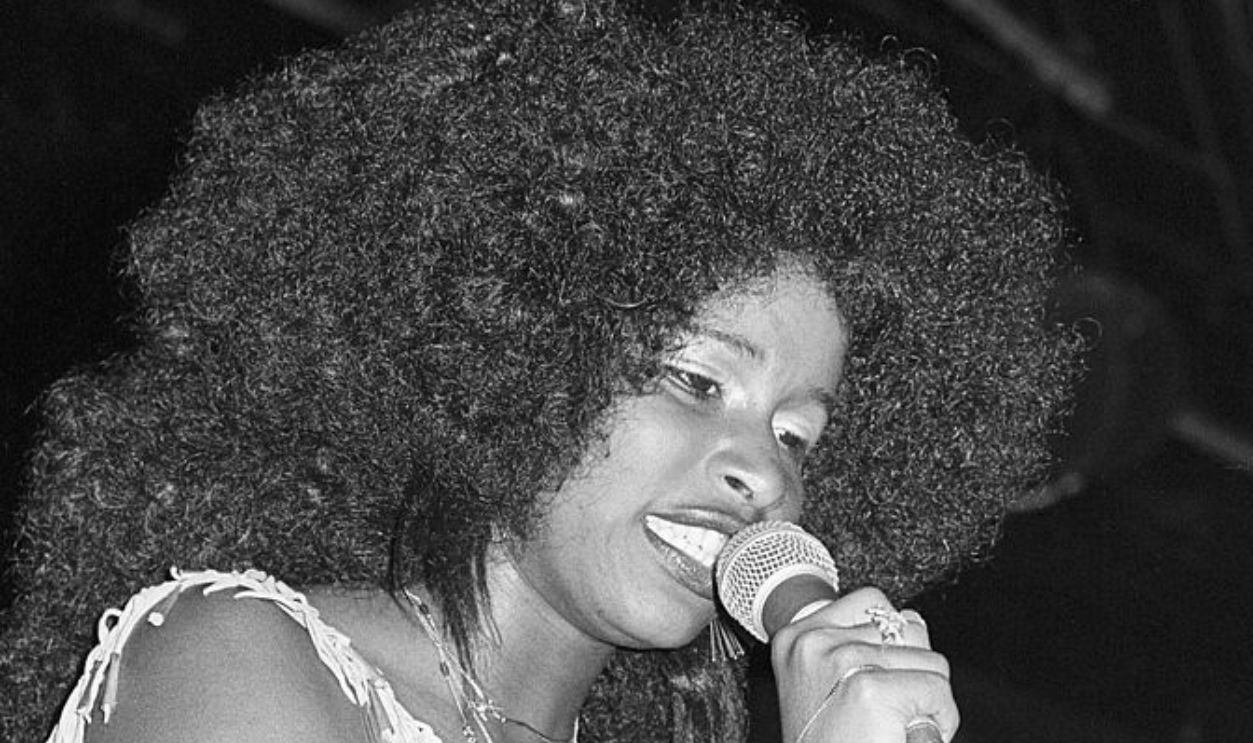 Musician Chaka Khan, of the group Rufus, performs at the Felt Forum, New York, New York, April 10, 1976. 