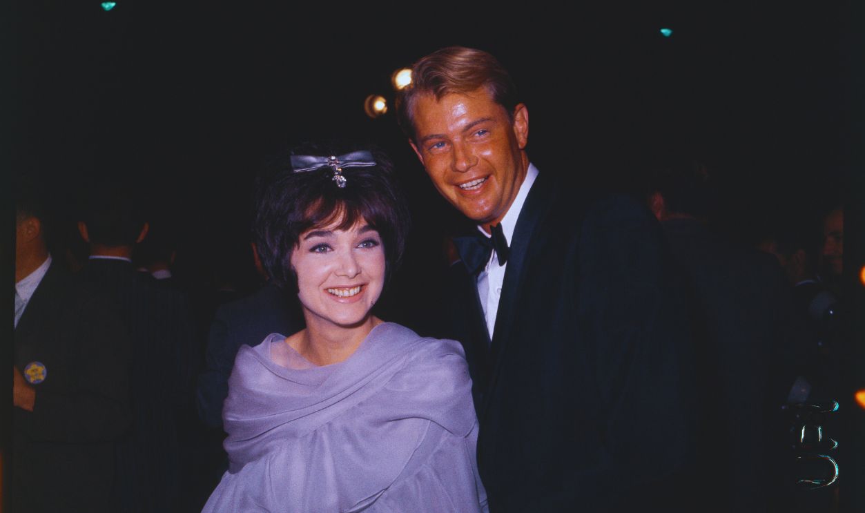 Gettyimages - 517770956, Troy Donahue and Suzanne Pleshette Santa Monica, Calif.: Troy Donohue and Suzan Plashette at Academy Awards.