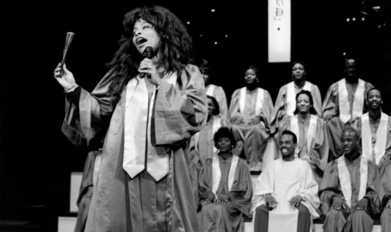 UNSPECIFIED - JANUARY 01: Photo of Chaka KHAN; Chaka Khan performing on stage with a gospel choir
