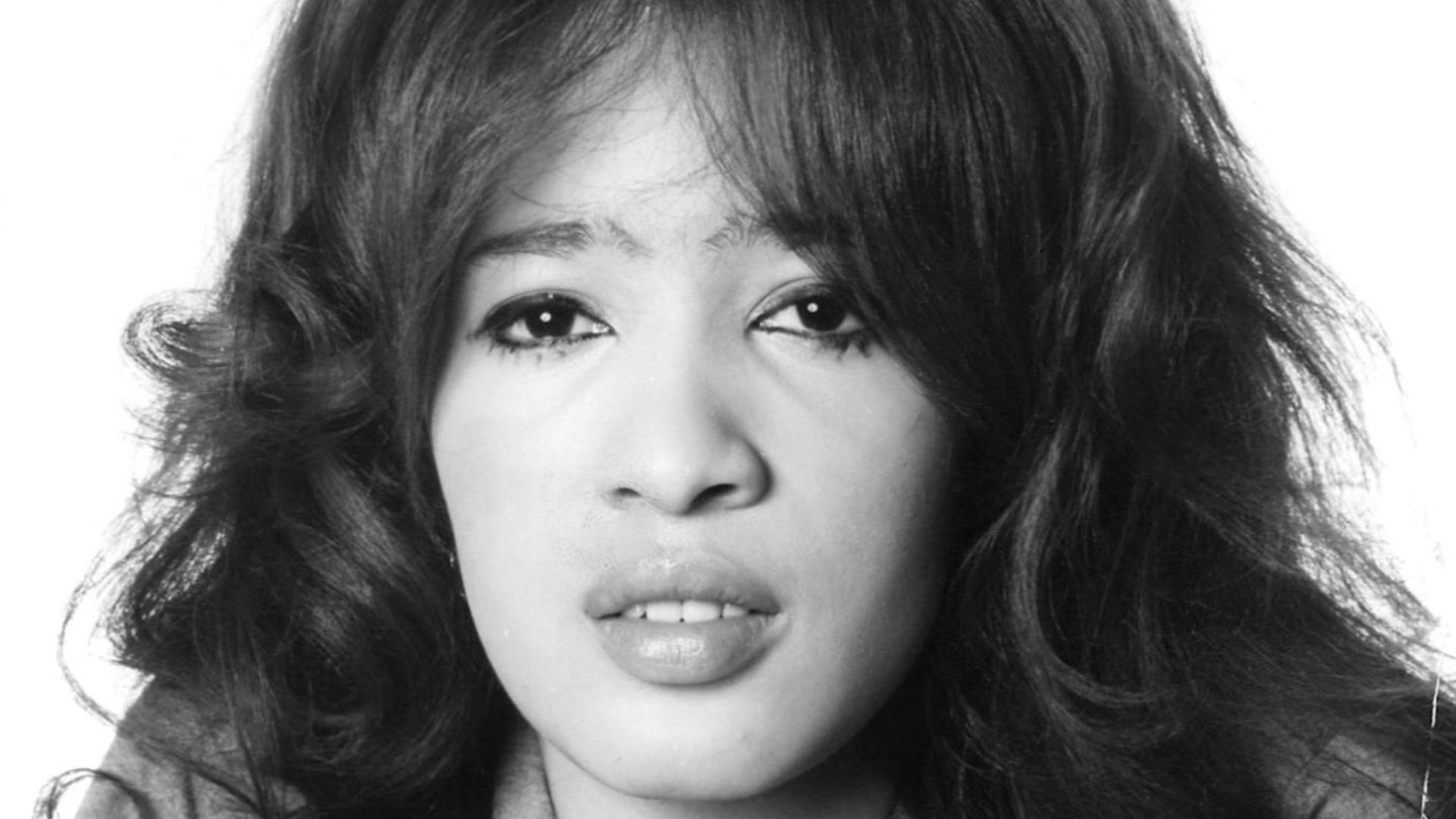 File:Ronnie Spector 1971 BW.jpg