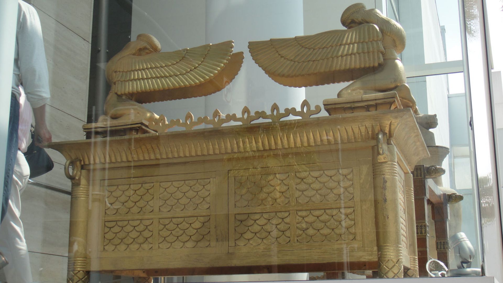 File:Debbie Reynolds Auction -