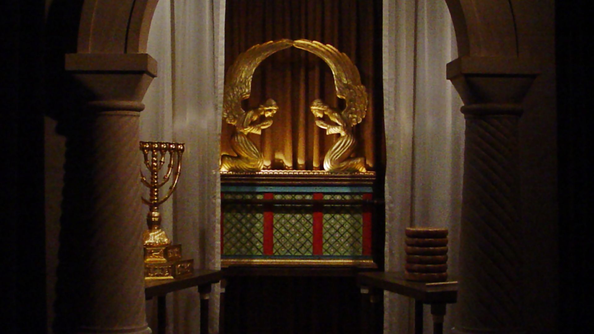 File:Replica of the Ark of the Covenant -03- (50943117201).png