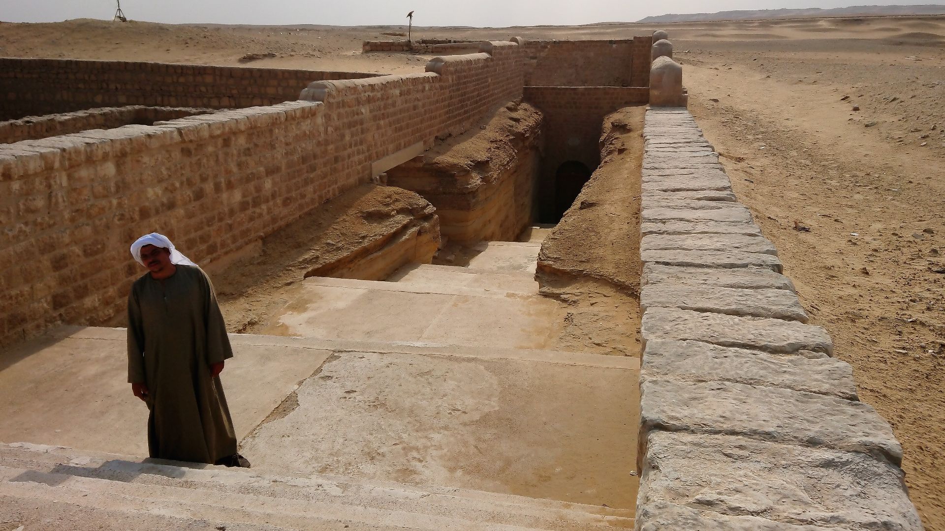 File:Serapeum gate.jpg