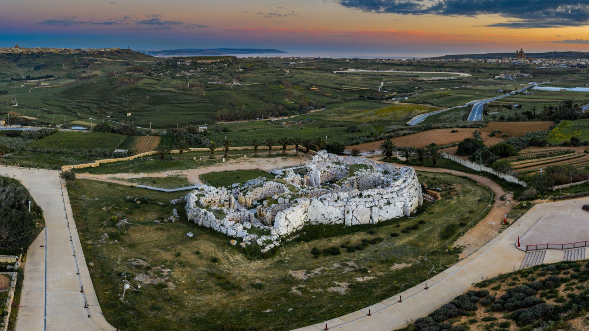File:Ggantija Temple on Gozo.jpg