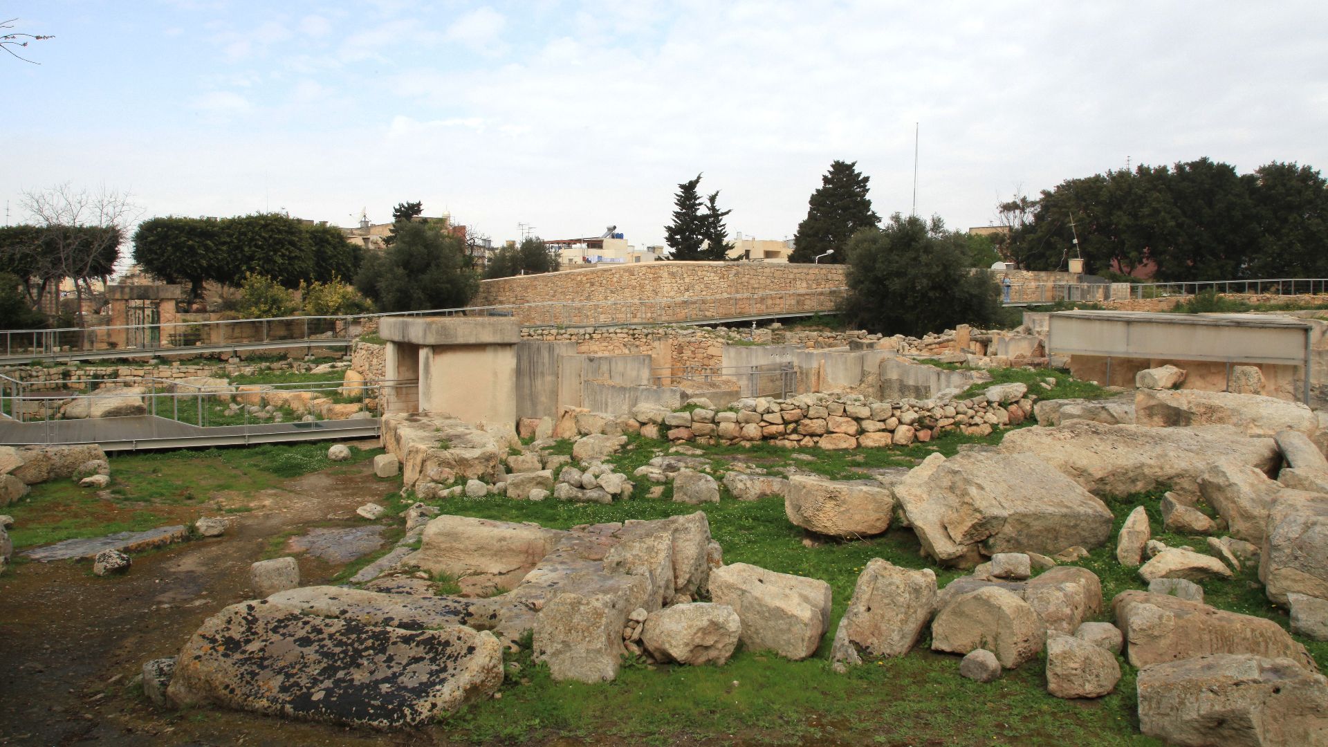 File:Malta - Tarxien - Triq it-Tempji Neolitici - Temples 26 ies.jpg