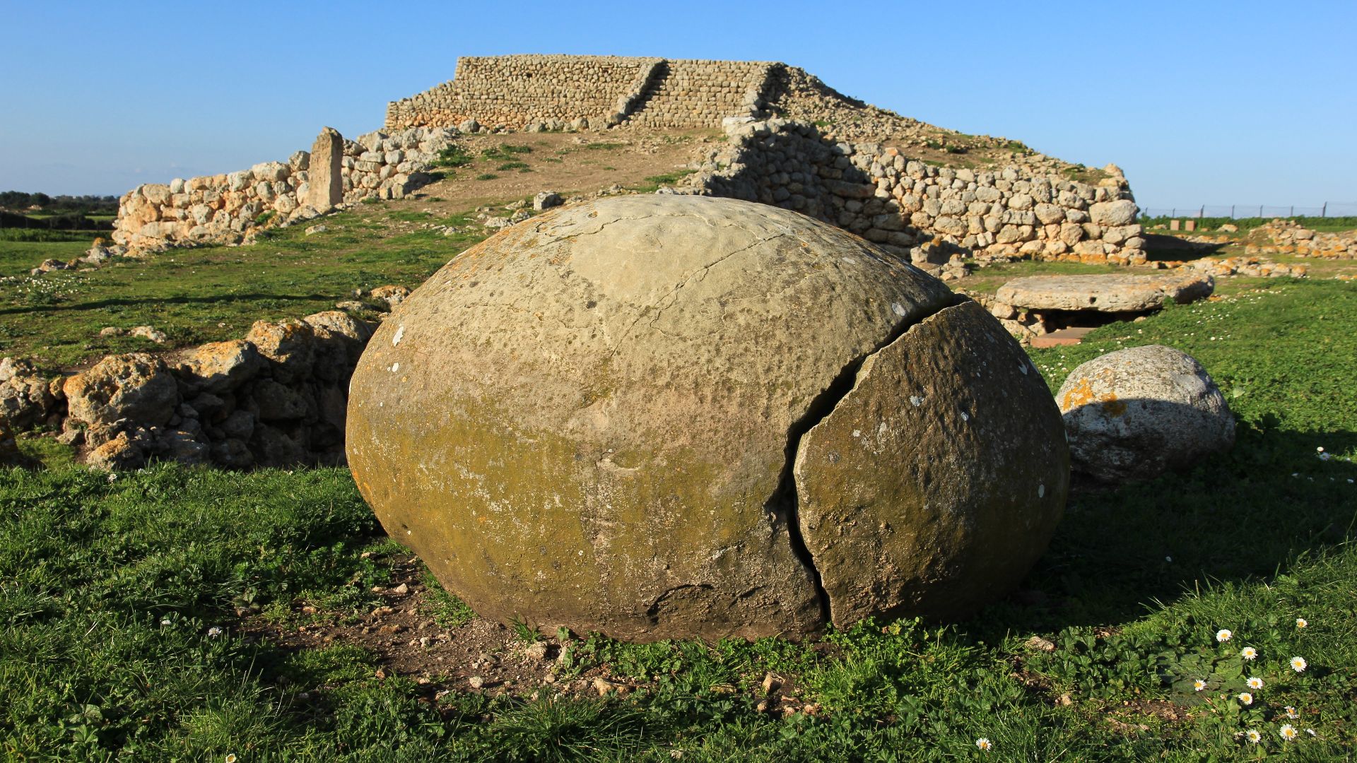 File:Sassari - Complesso prenuragico di Monte d'Accoddi (27).JPG
