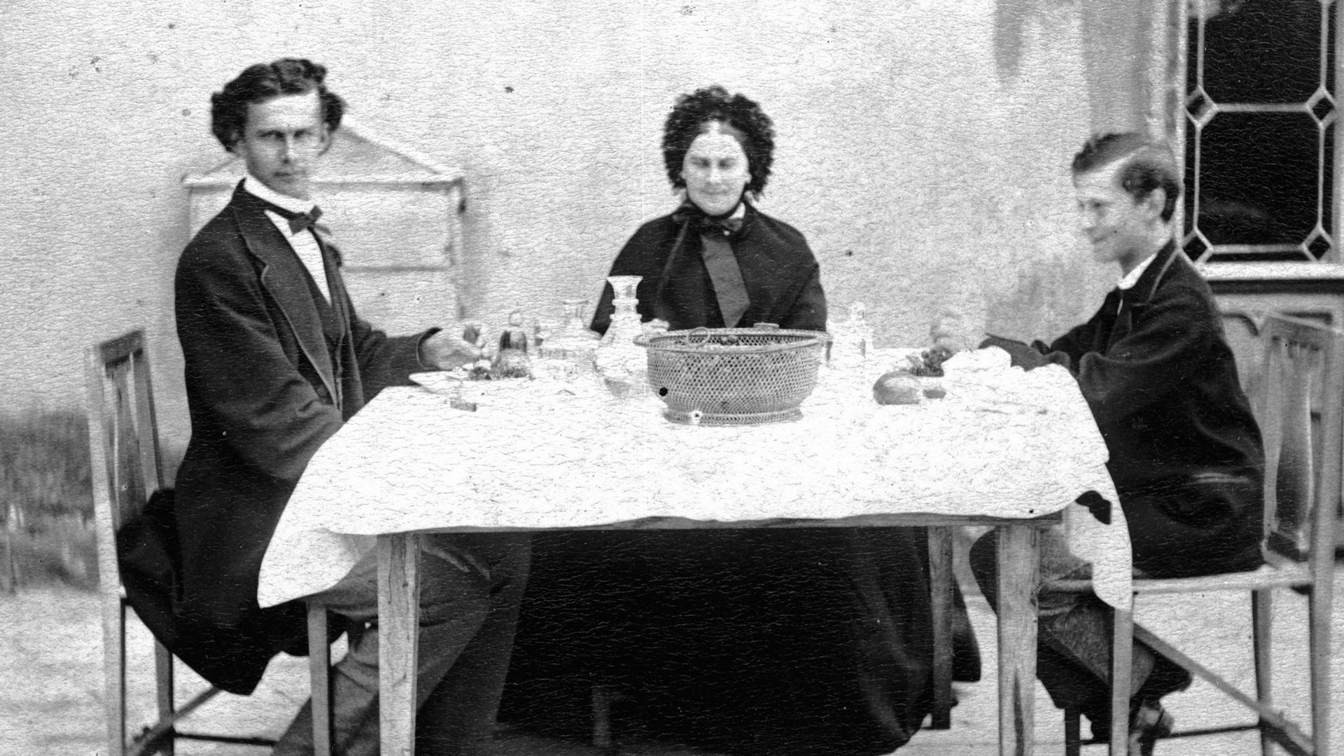 File:Photo - Prinz Ludwig - Königin Marie - Prinz Otto - um 1860.jpg