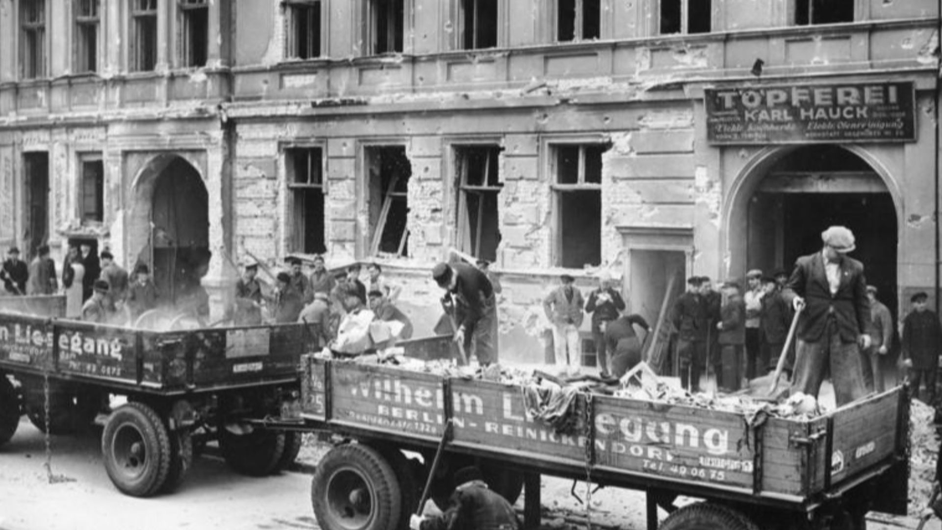 File:Bundesarchiv Bild 183-L09711b, Berlin, Aufräumungsarbeiten nach Luftangriff.jpg