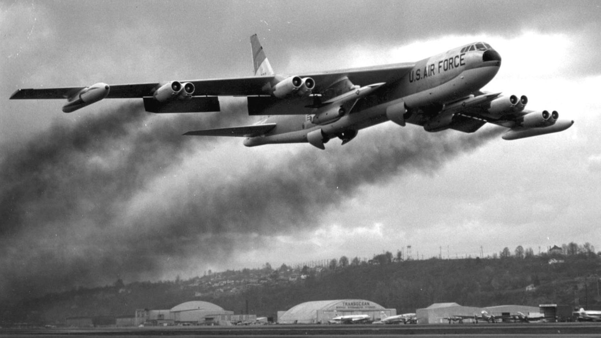 File:Boeing B-52F takeoff with AGM-28 Hound Dog missiles.jpg
