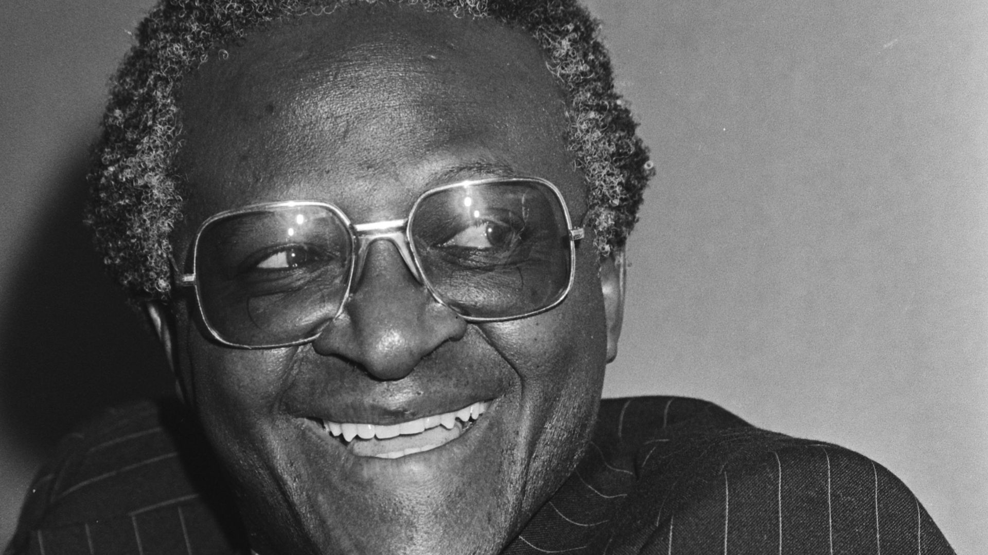 File:Aankomst SG Zuid-Afrikaanse raad van Kerken, Desmond Tutu op Schiphol, na uitnodiging Nederlandse raad van Kerken, Desmond Tutu, Bestanddeelnr 931-3829.jpg