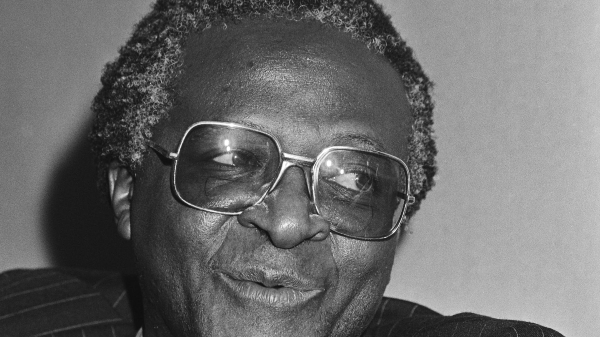 File:Aankomst SG Zuid-Afrikaanse raad van Kerken, Desmond Tutu op Schiphol, na uitnodiging Nederlandse raad van Kerken, Desmond Tutu, Bestanddeelnr 931-3830.jpg