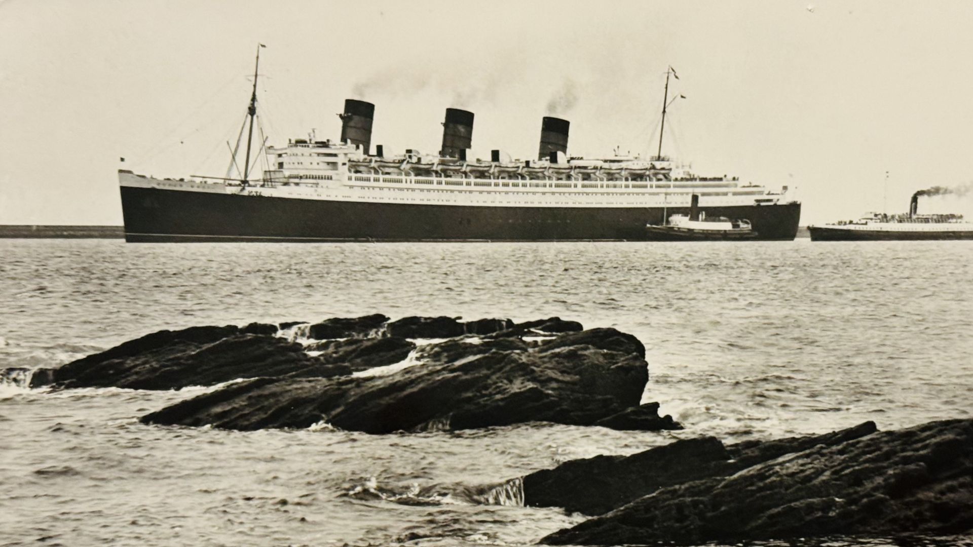 File:Le-Queen-Mary-et-Nomadic.jpg