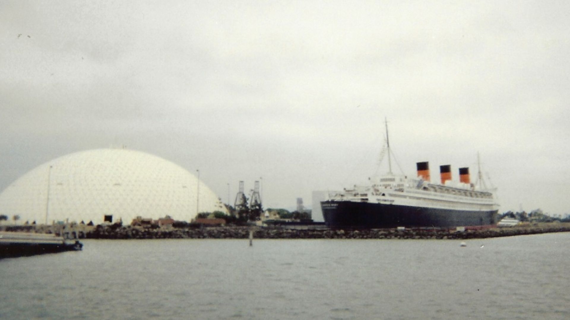 File:Queen Mary and old Spruce Goose Hangar (it was still there at the time), Long Beach, California (2482649697).jpg