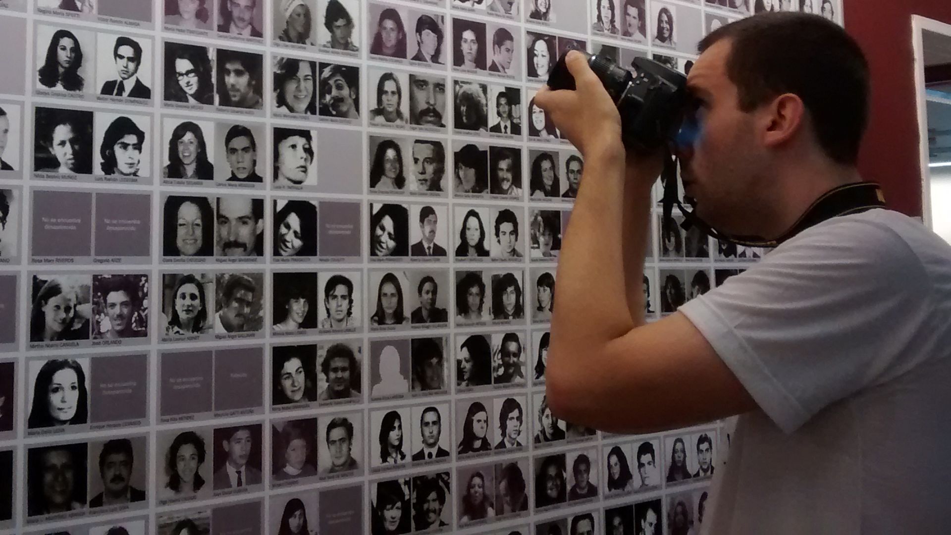 File:Voluntarios registrando la muestra de la Casa por la Identidad.jpg