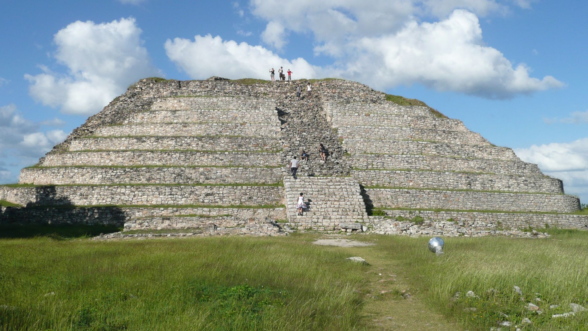 File:Maya pyramid, Izamal Yucatan 2007.jpg