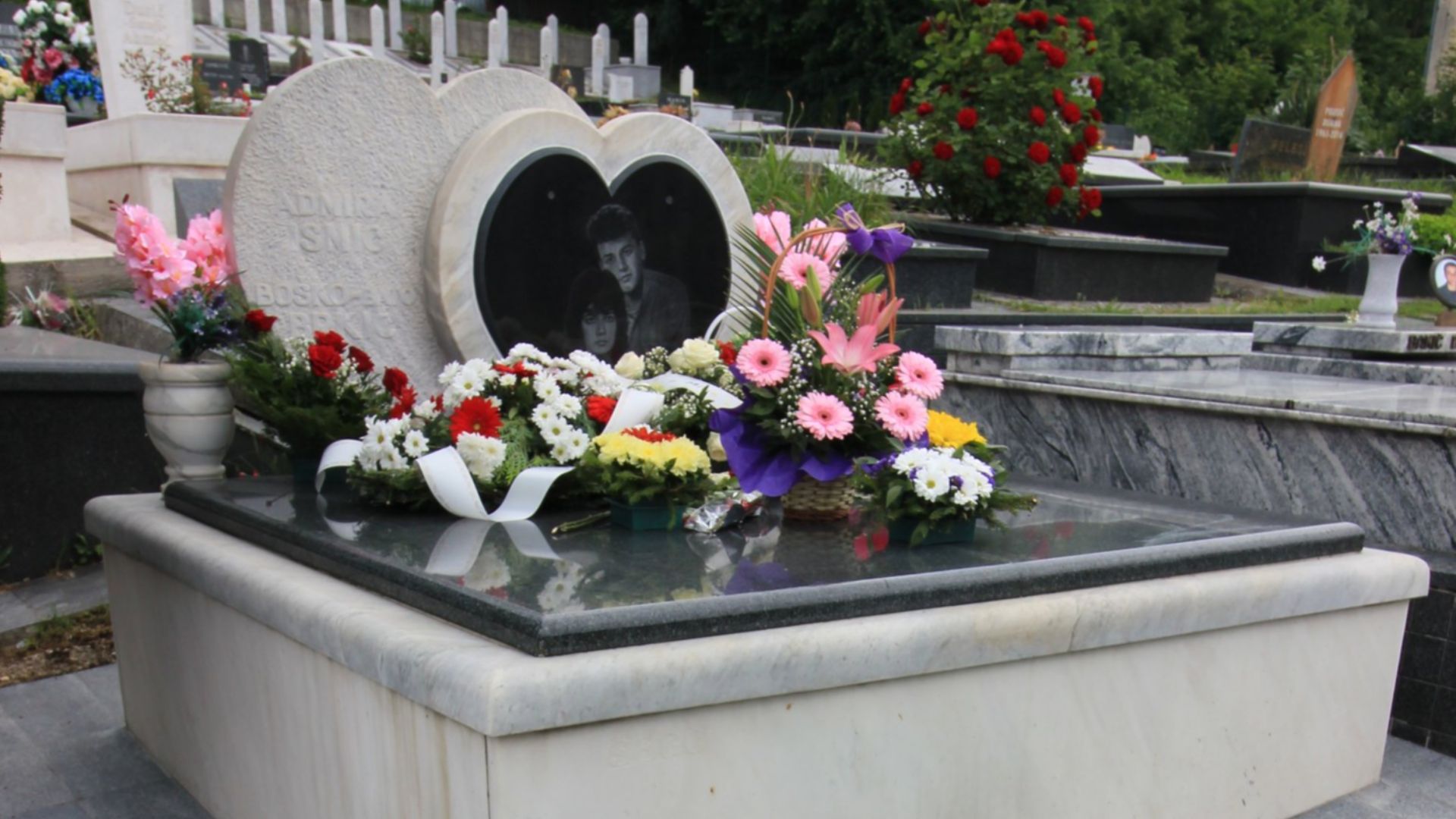 File:Sarajevo – Lav cemetery – Kurt Schork.jpg