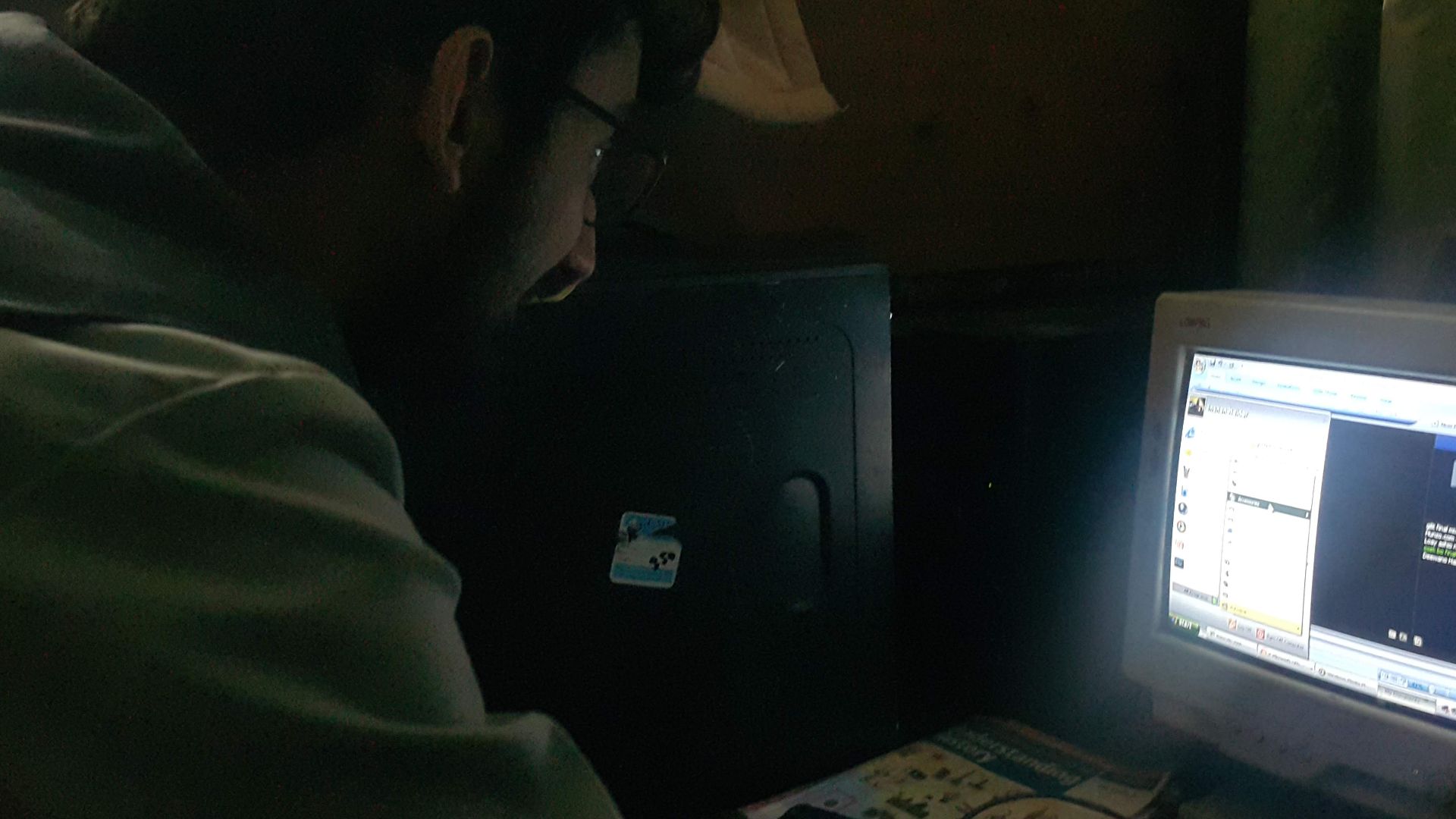 File:A person working on old desktop computer.jpg