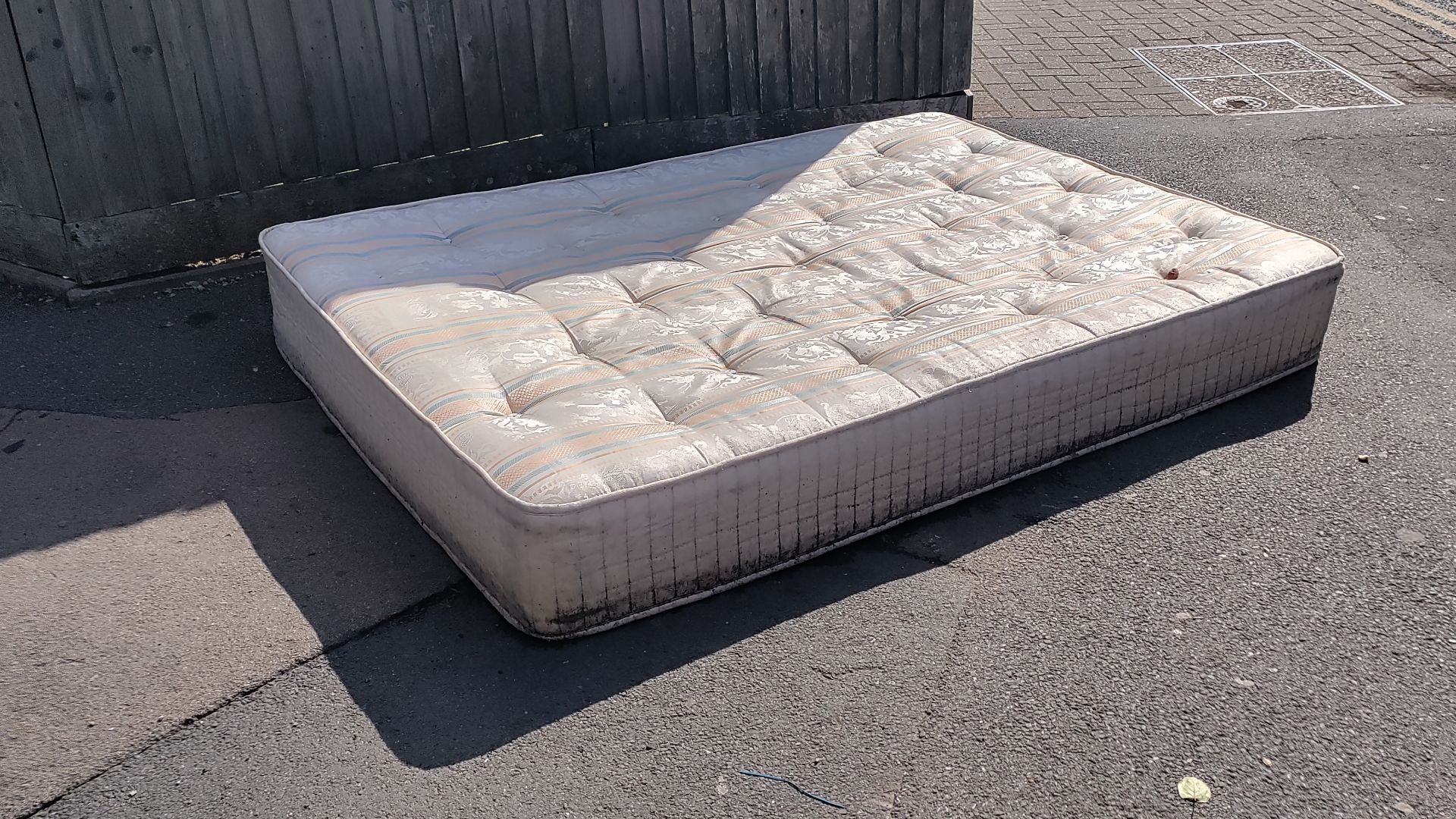 File:Mattress in Coventry July 29 2021.jpg