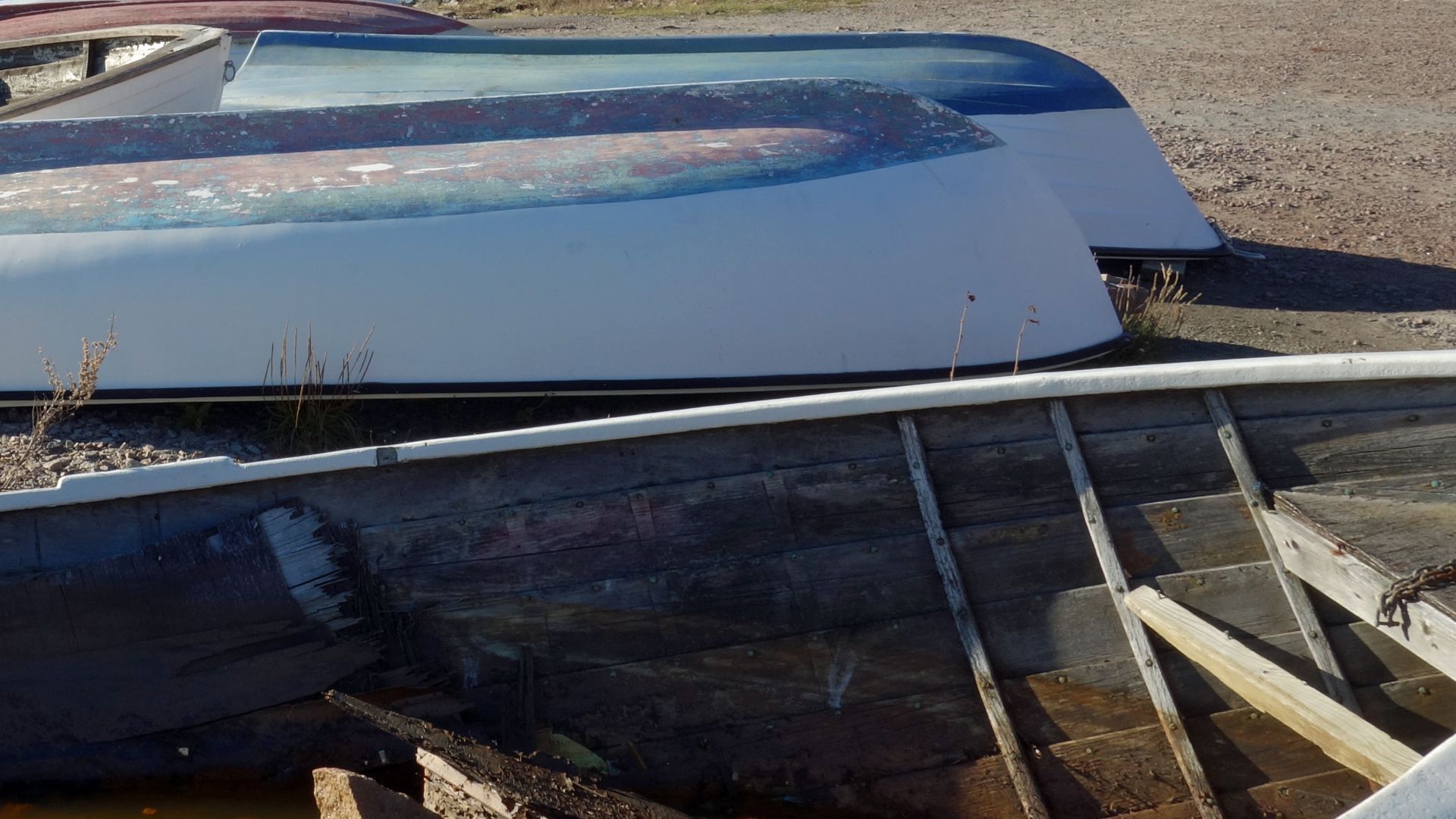 File:Small boats on land at Holländaröd.jpg