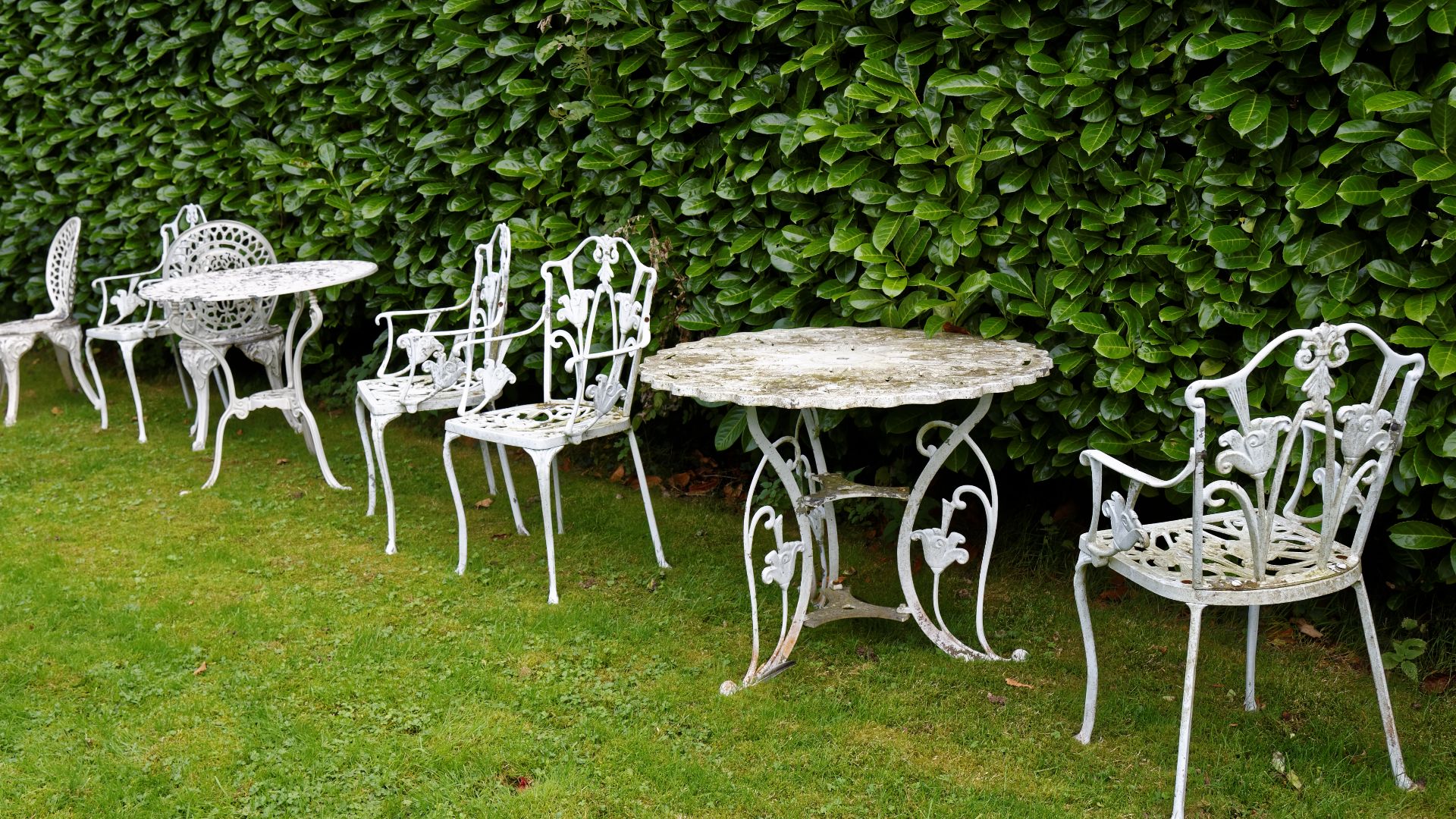File:Garden furniture at Nuthurst West Sussex England.jpg