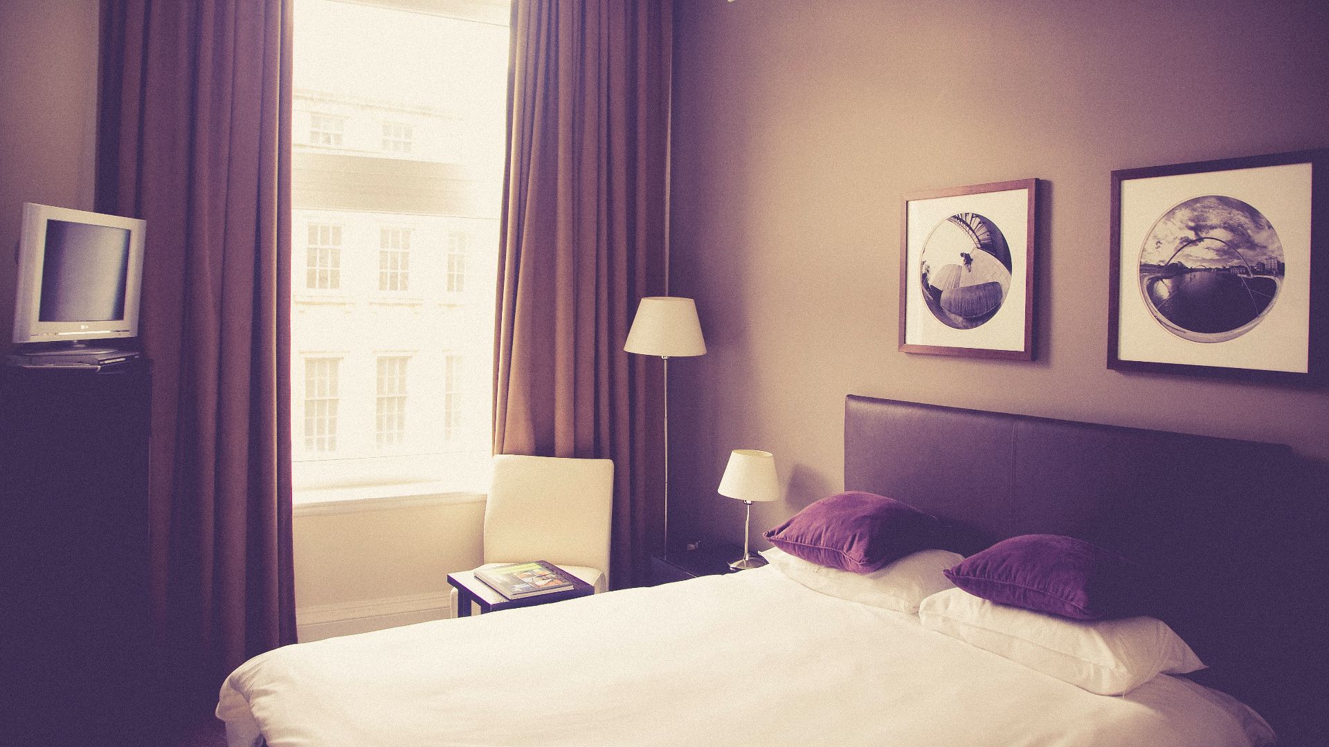 File:Hotel bedroom windows (Unsplash).jpg