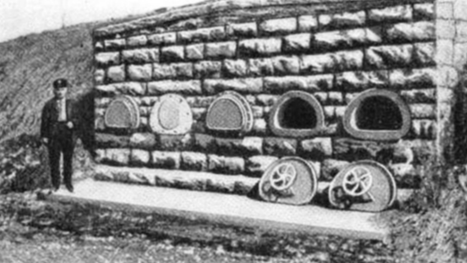 File:Premature Burial Vault.JPG