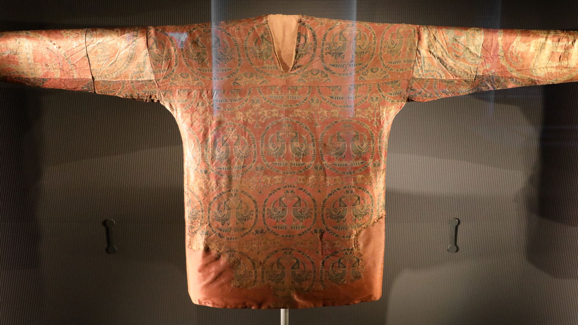 File:Periodo abbaside, camicia o tunica, in sciamito di seta, asia centrale, sogdiana o tarim basin, VIII-IX secolo 01.jpg