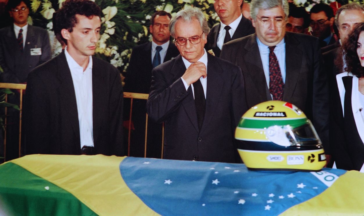 Gettyimages - 1129039613, BRAZIL-F1-SENNA Brazilian President Itamar Franco (C) pays his respects to Formula One triple world champion Ayrton Senna on May 4, 1994, accompanied by Senna's brother, Leonardo (L), and the governor of Sao Paulo State Fleury Filho. Senna, 34, a native of Sao Paulo, died on May 1 after crashing on his Williams-Renault during the San Marino F1 Grand Prix. 