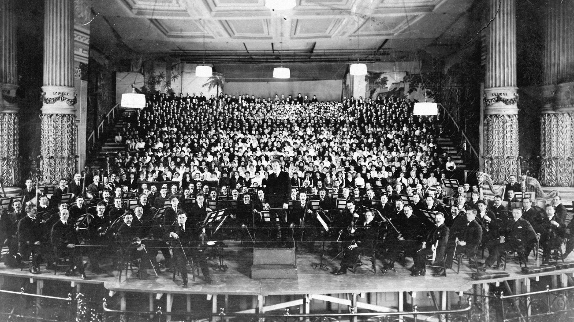 File:Philadelphia Orchestra at American premiere of Mahler's 8th Symphony (1916).jpg