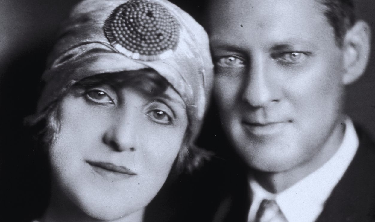 Gettyimages - 3227319, Fenwick And Barrymore circa 1925: Studio headshot portrait of married American actors Lionel Barrymore (1878-1954) and Irene Fenwick. Fenwick wears a cloche hat and pearls.