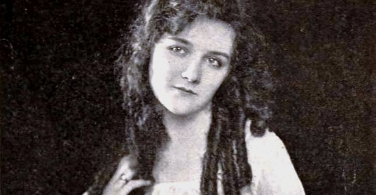 Black and white portrait of the actress Mary Philbin