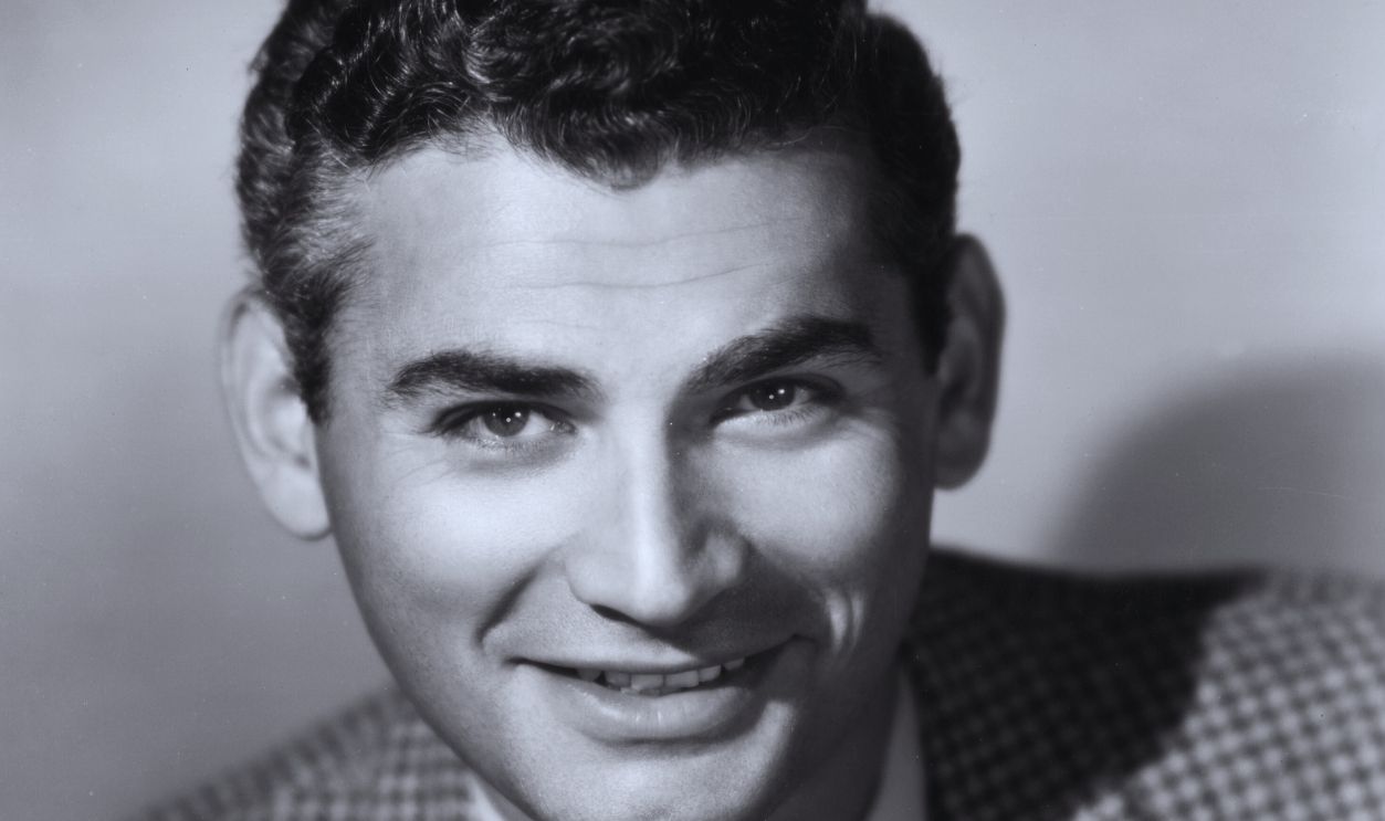 Gettyimages - 3246026, Jeff Chandler 1951: Promotional studio headshot portrait of American actor Jeff Chandler (1918-1961) wearing a checked blazer and a dark tie..