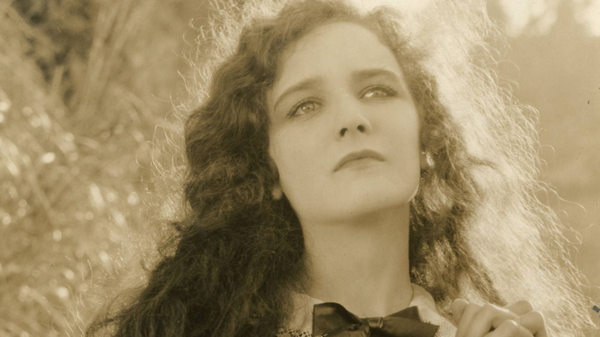 Mary Philbin, silent film actress
Subjects: actresses