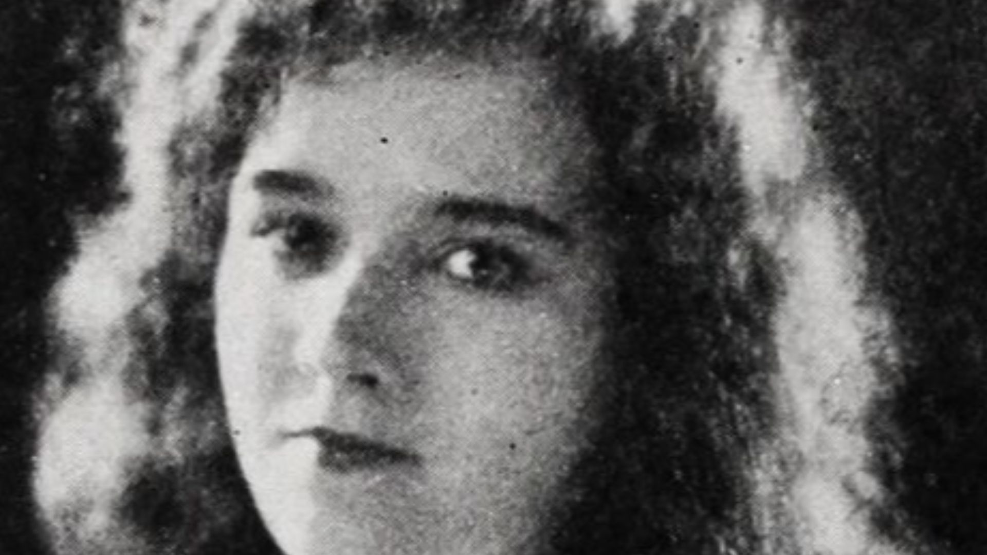 Still from the American horror film The Phantom of the Opera (1925) with Mary Philbin, on page 28 of the September 19, 1925 Exhibitors Herald.