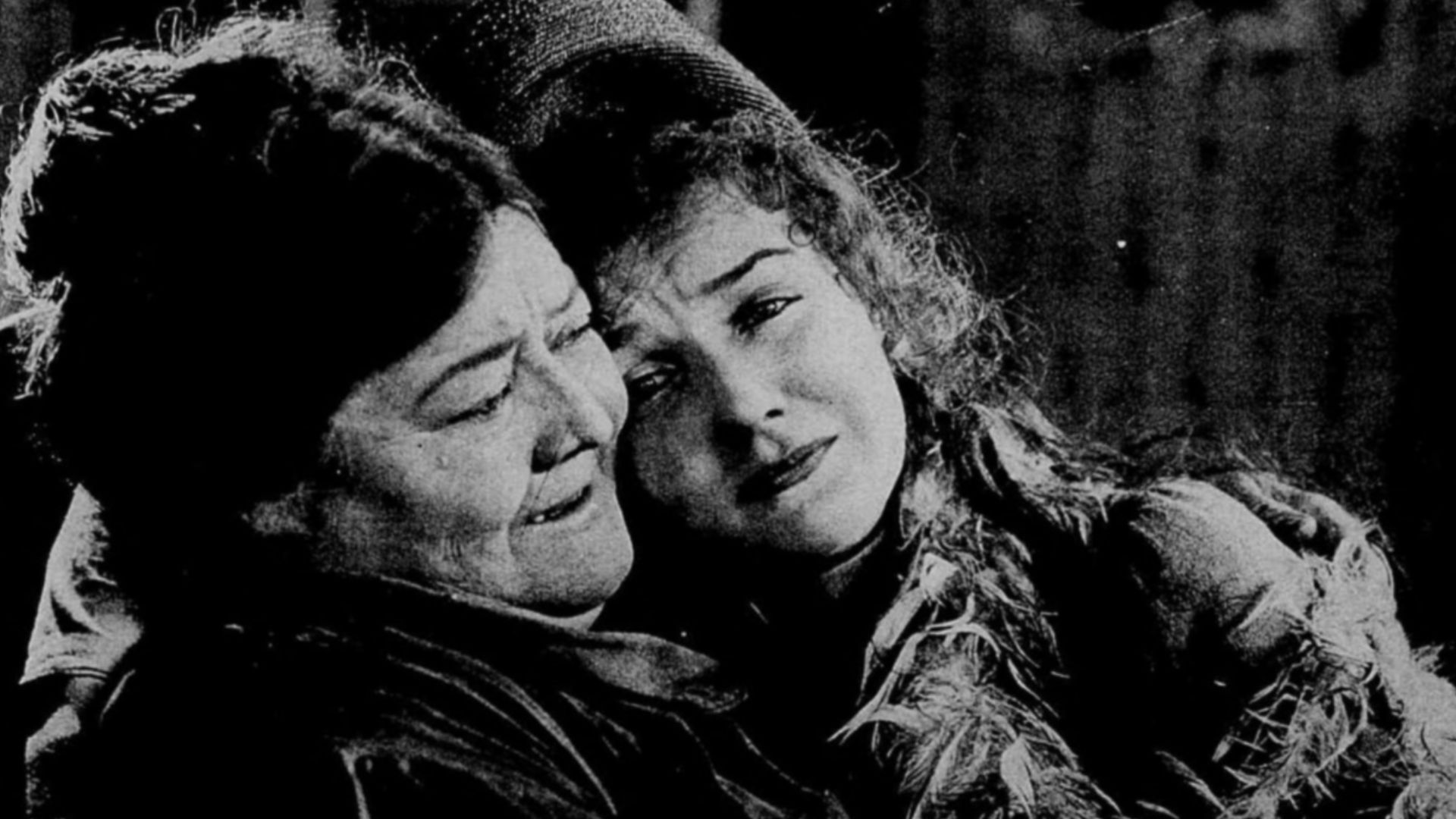 Still from the American romantic drama film Fools Highway (1924) with Mary Philbin and Kate Price, on page 9 of the 28 August 1924 A Scena Muda.
