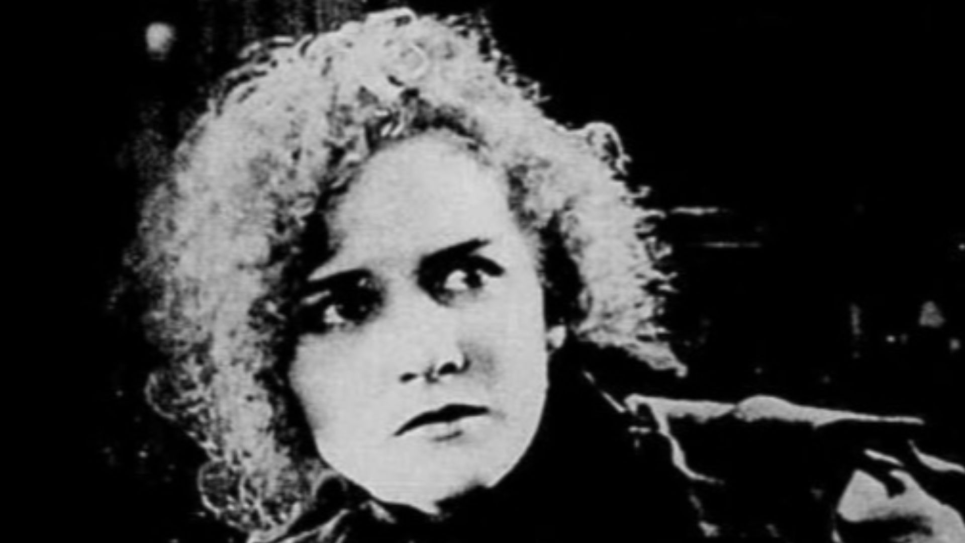 Still from the American romantic drama film Fools Highway (1924) with Mary Philbin, on page 8 of the 28 August 1924 A Scena Muda.