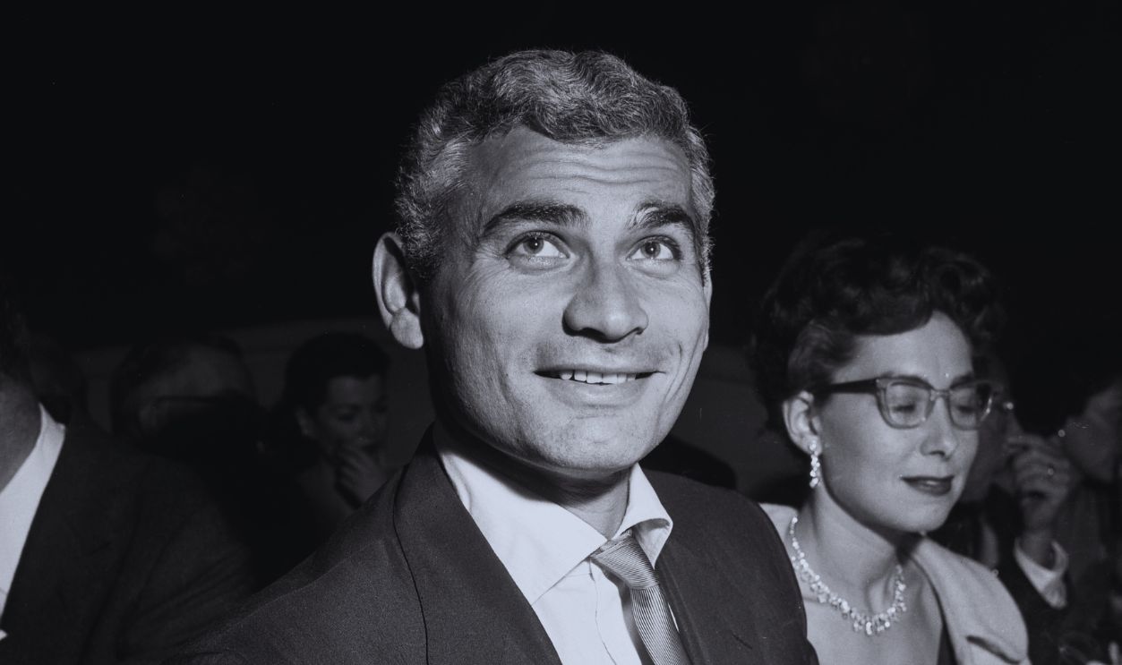 Gettyimages - 493596313, Jeff Chandler LOS ANGELES, CALFORNIA - OCTOBER 18, 1954: Actor Jeff Chandler has dinner a Mocambo's in Los Angeles, California. 