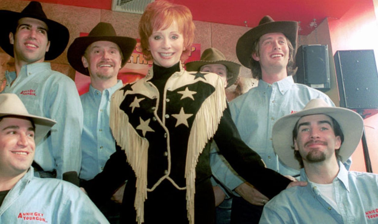 384128 05: Country music singer Reba McEntire poses with members of the cast of the musical 