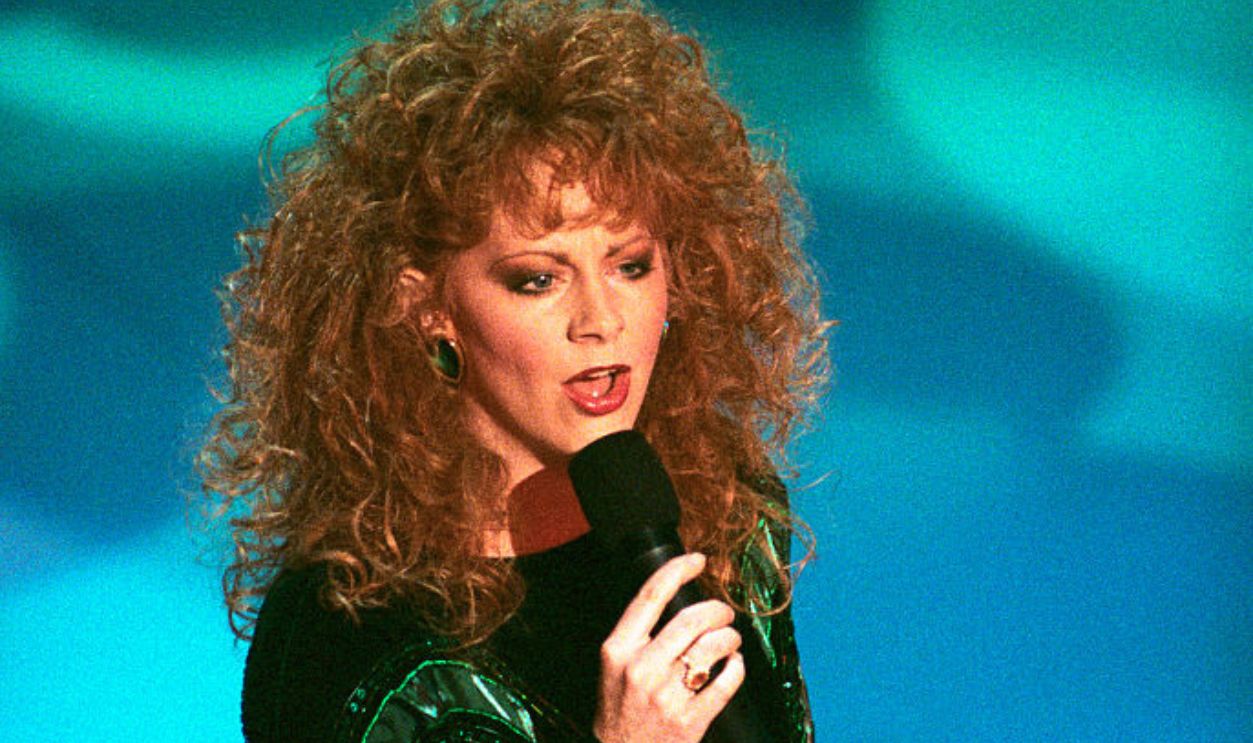 (Original Caption) Country singer Reba McEntire, who lost most of her band in a tragic plane accident last week, sings her Oscar-nominated song, 