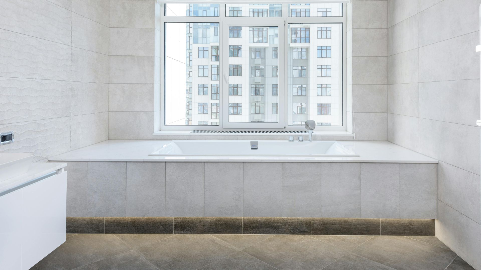 Spacious and modern bathroom design with natural lighting and minimalist decor.